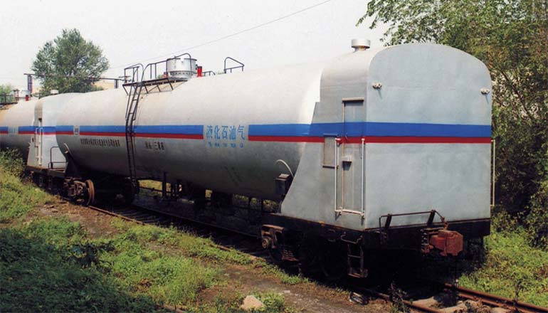 GY100S LPG tank wagon with escorting room.